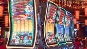 Hình ảnh bàn tay thao tác nạp tiền trên điện thoại tại 8bet